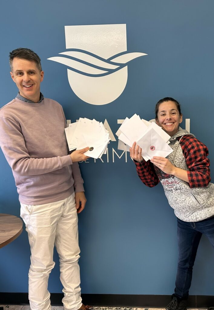 Dave et Hélène procèdent au tirage des 22 cartes cadeau offertes par les commerces locaux!