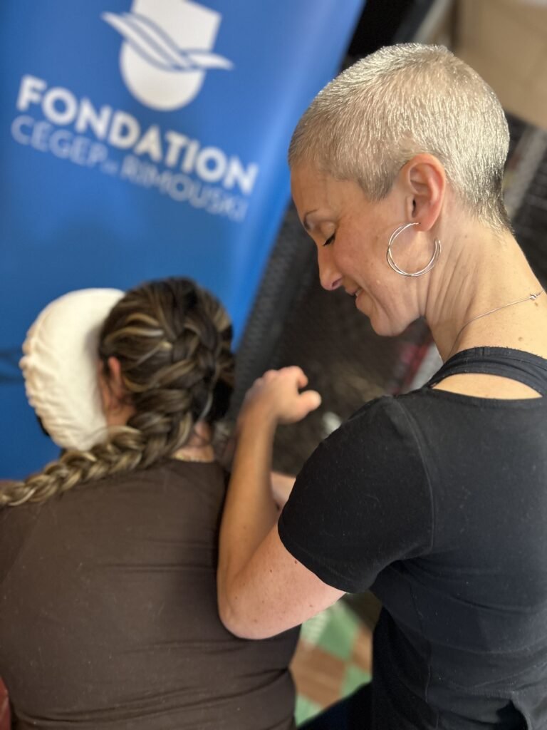 Massage sur chaise pour les personnes étudiantes